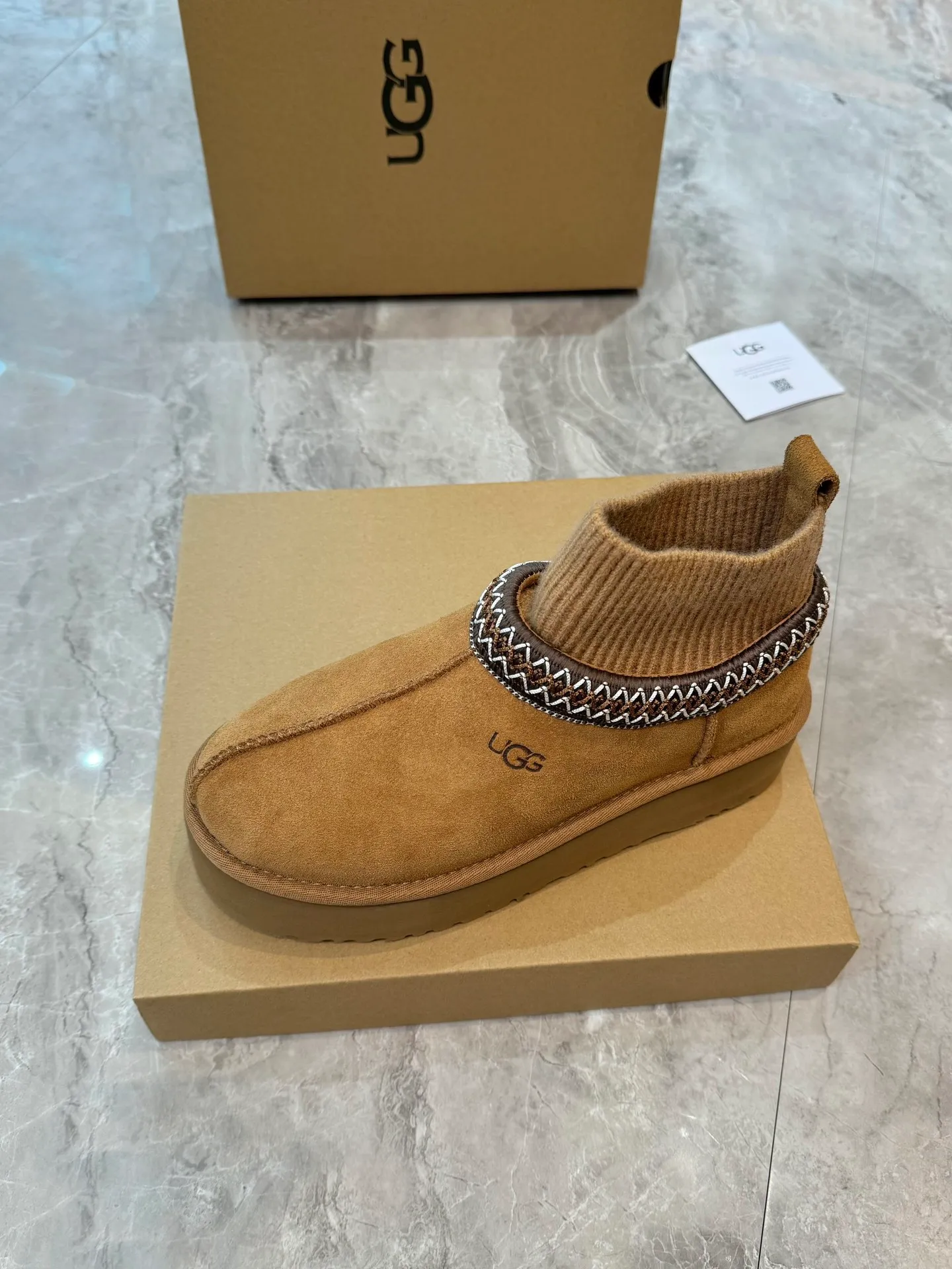 Self-pickup 💰520 New snow boots 1125956 Ethnic style plus sock cover, the sock cover is inserted into the wool. The surface is made of imported silk cow suede, and the inner part is made of Longfeng fur. Foam outsole has light anti-slip characteristics. Four colors, 35-40